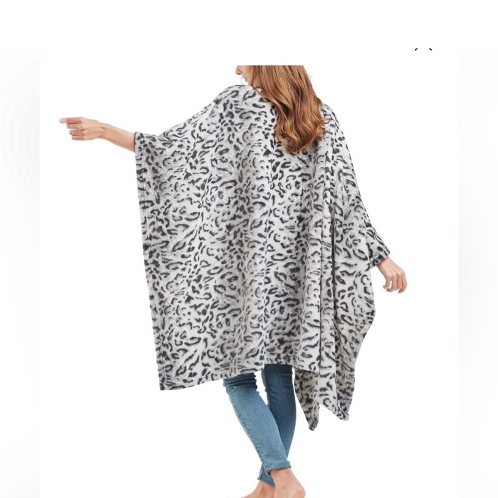 Snow Leopard Print Women's Plush Wrap. - Picture 4 of 4